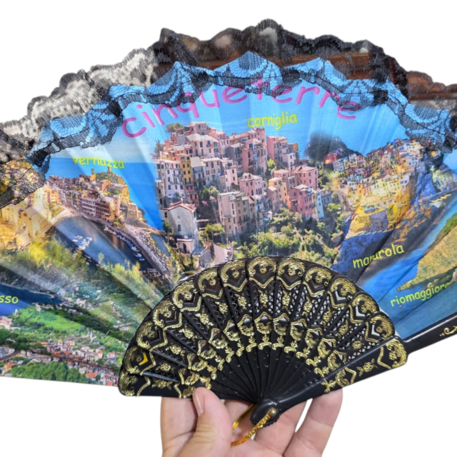 Leque de souvenir das Cinque Terre com estrutura preta e detalhes dourados