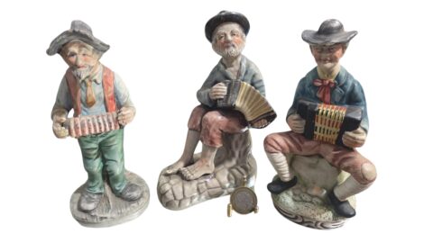 Trio de antigas esculturas de vovôs músicos, pintadas à mão