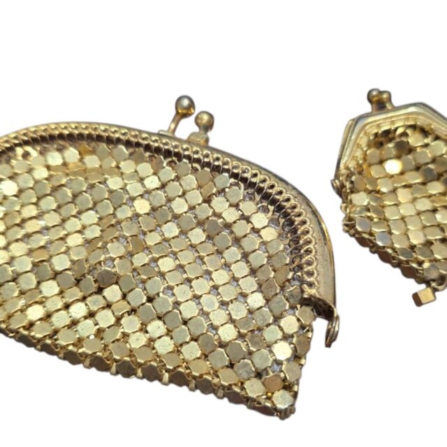 Par de bolsinhas em malha de dourado metal