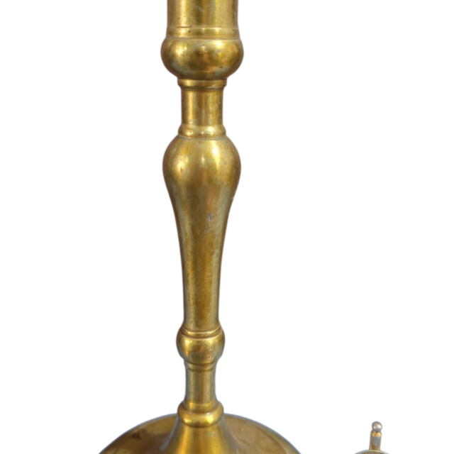 Elegante e pesado castiçal dourado