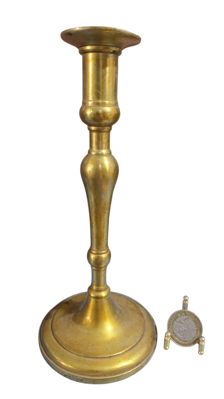 Elegante e pesado castiçal dourado