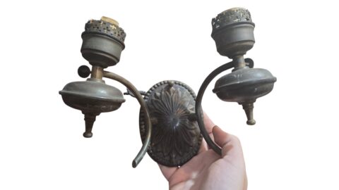 Linda arandela para duas lâmpadas antiga, em dourado metal