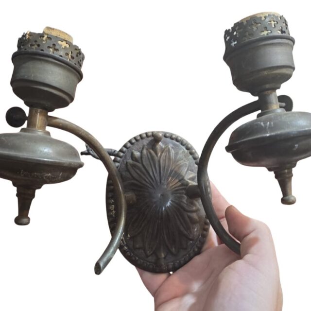 Linda arandela para duas lâmpadas antiga, em dourado metal
