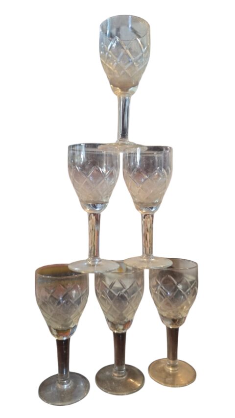 Taças de licor com lapidações