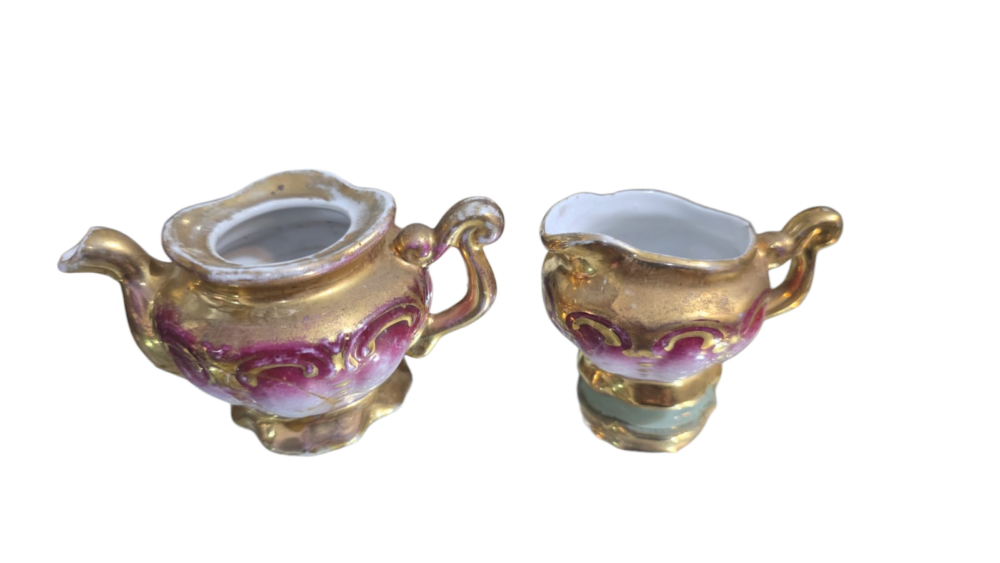 Par de miniaturas de porcelana com dourações