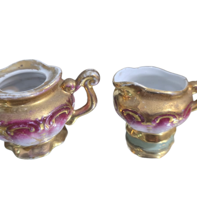 Par de miniaturas de porcelana com dourações