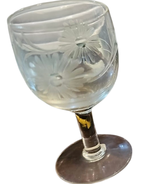 Taças de cristal com bela e diferenciada arte lapidada