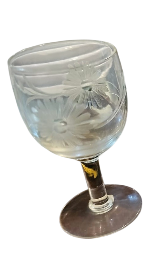 Taças de cristal com bela e diferenciada arte lapidada