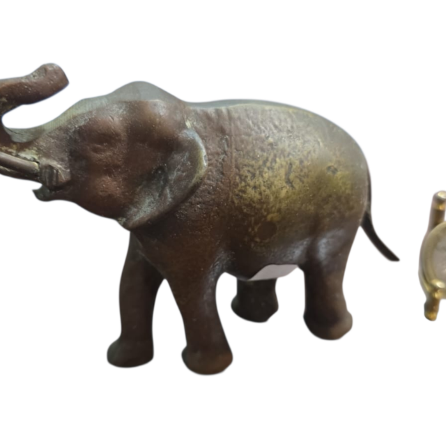 Antigo elefante de bronze