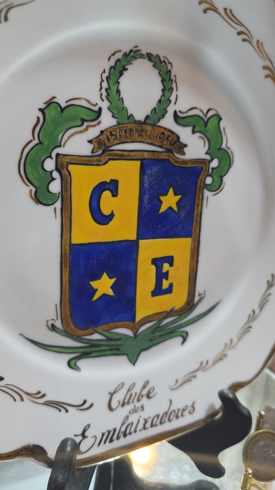 Antiga porcelana com arte feita a mão, brasão na galeria central - Imagem 3