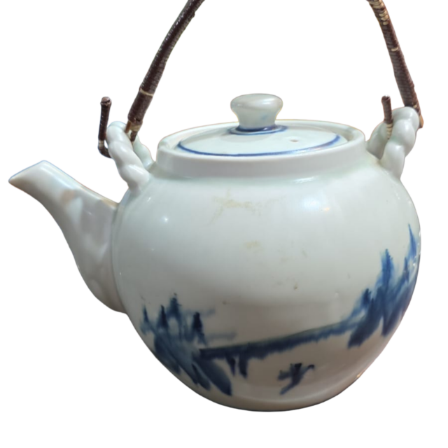 Antigo e grande bule oriental com arte estilo borrão