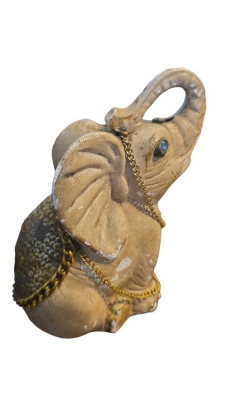 Antiga escultura indiana representando elefante de gesso