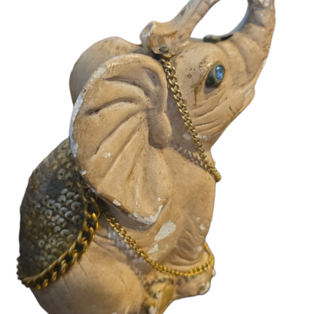 Antiga escultura indiana representando elefante de gesso