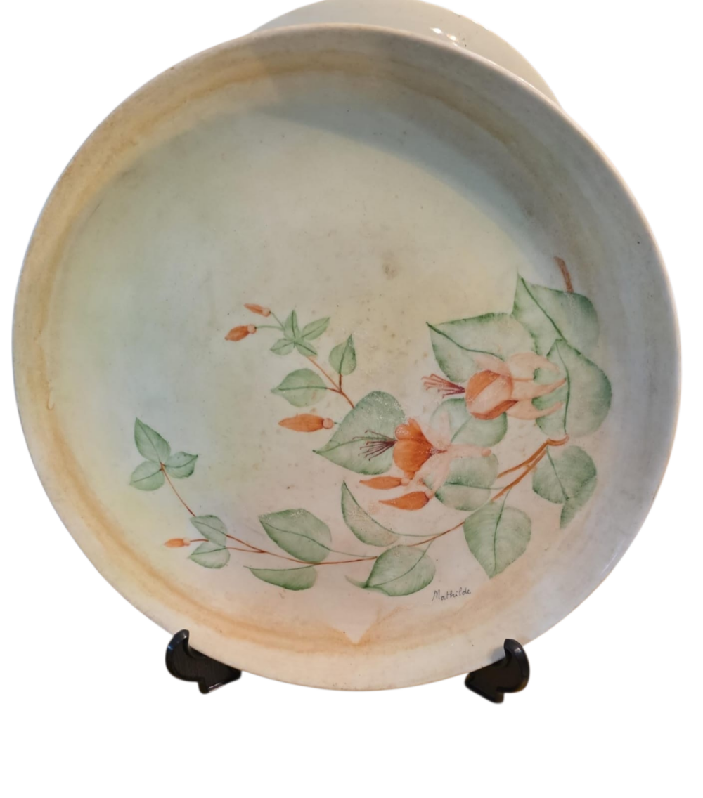 Antiga porcelana pintada à mão, assinada