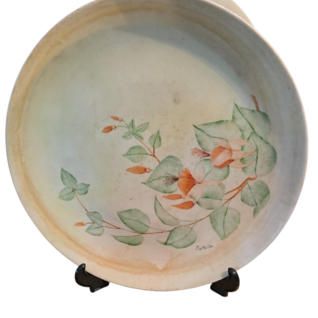 Antiga porcelana pintada à mão, assinada