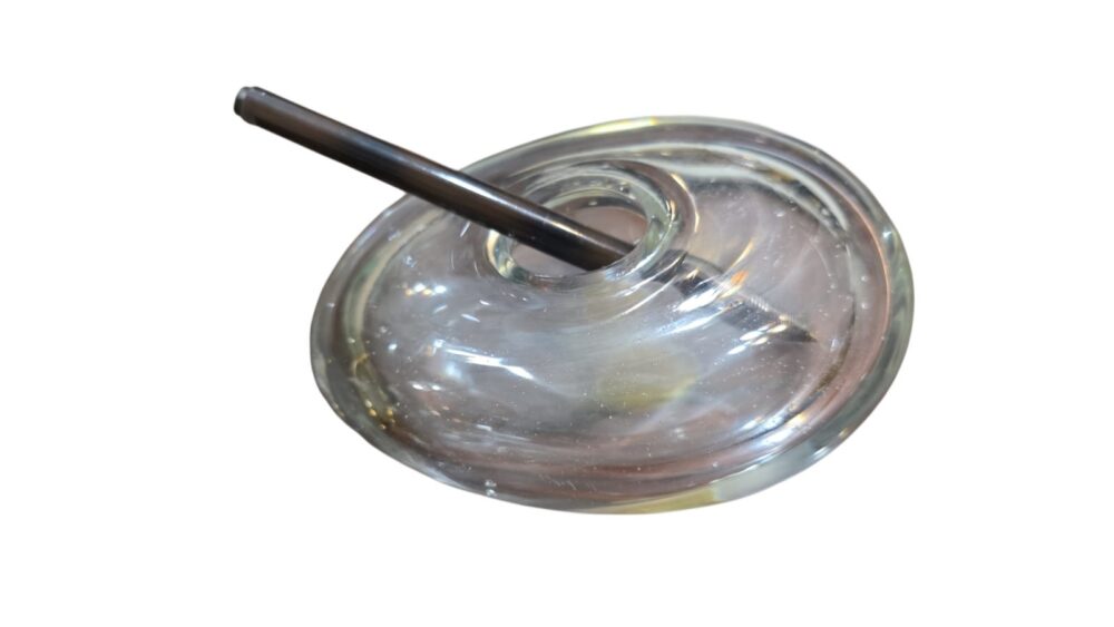 Grosso e antigo cristal com caneta dentro