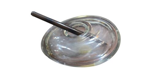 Grosso e antigo cristal com caneta dentro