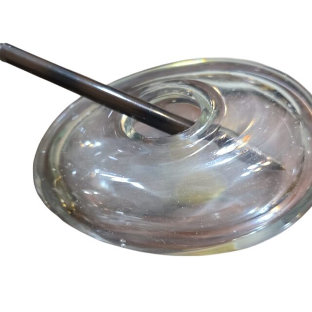 Grosso e antigo cristal com caneta dentro