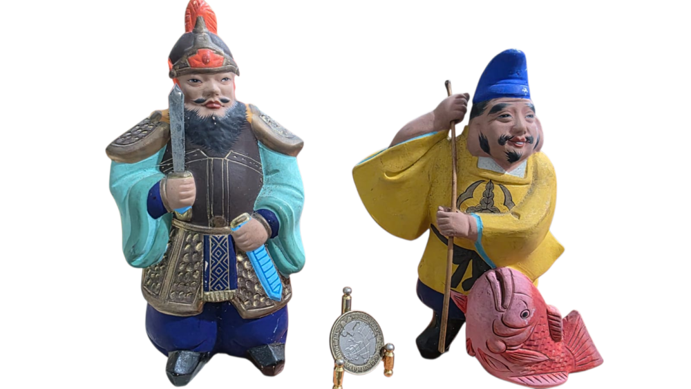Par de esculturas orientais de cerâmica pintadas a mão