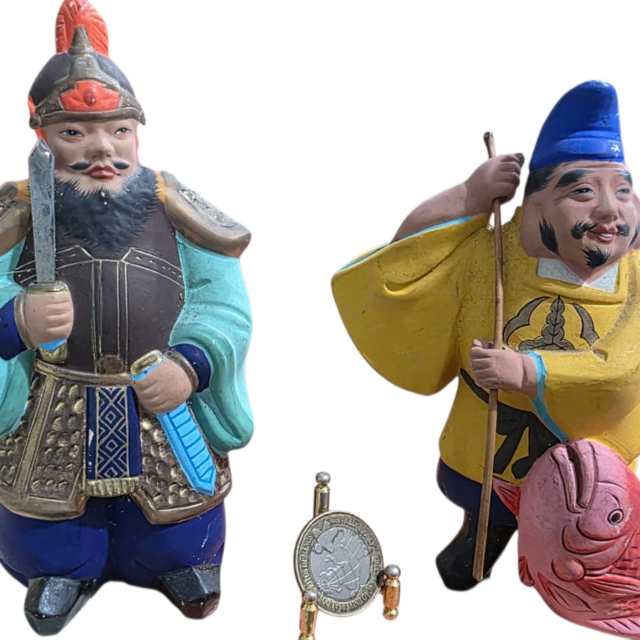 Par de esculturas orientais de cerâmica pintadas a mão
