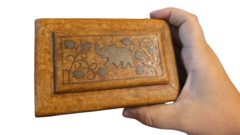 Baú indiano de madeira com marcenaria em dourado metal