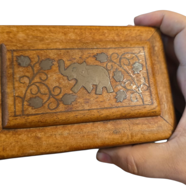 Baú indiano de madeira com marcenaria em dourado metal