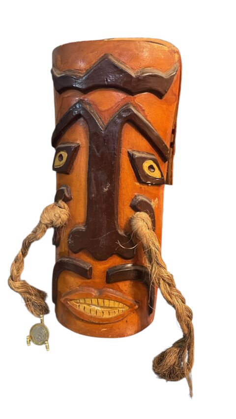 Máscara de parede artesanal de cerâmica