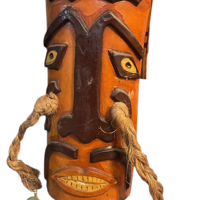 Máscara de parede artesanal de cerâmica