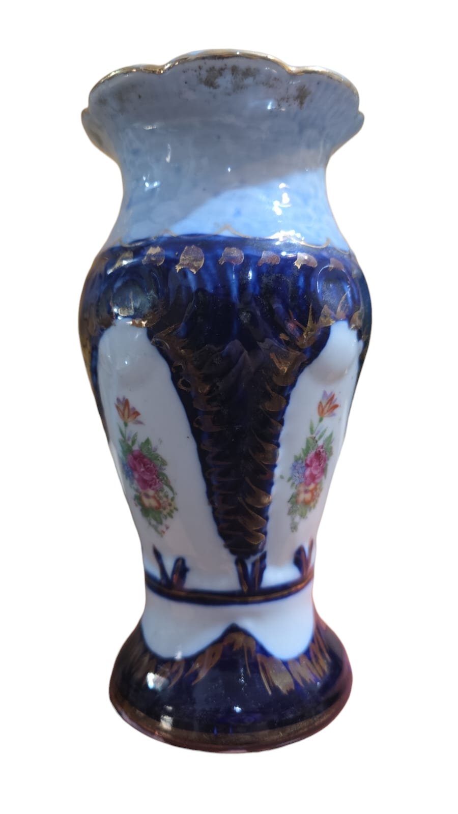 Elegante e antigo vaso de porcelana