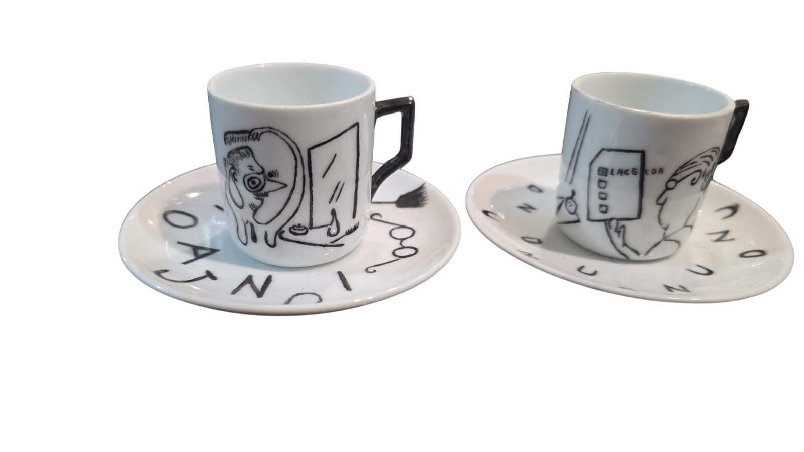 Par de antigas xícaras de porcelana Mauá