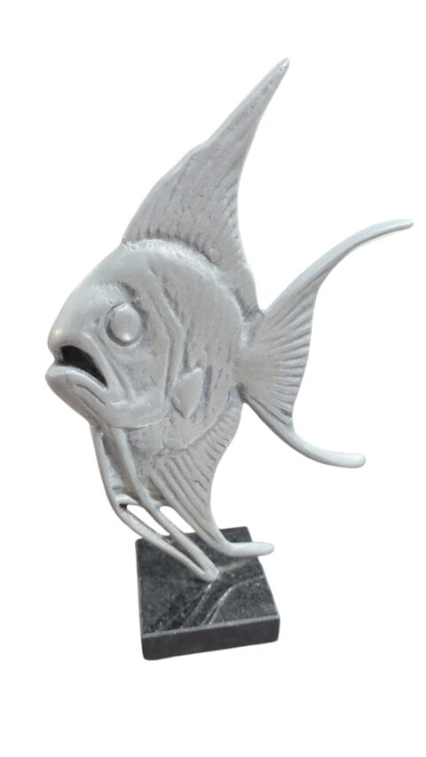 Escultura de peixe de metal com base de pedra