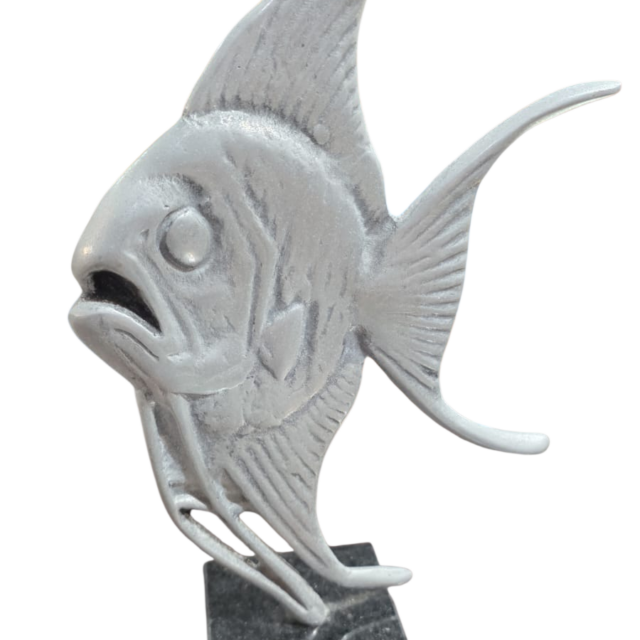 Escultura de peixe de metal com base de pedra