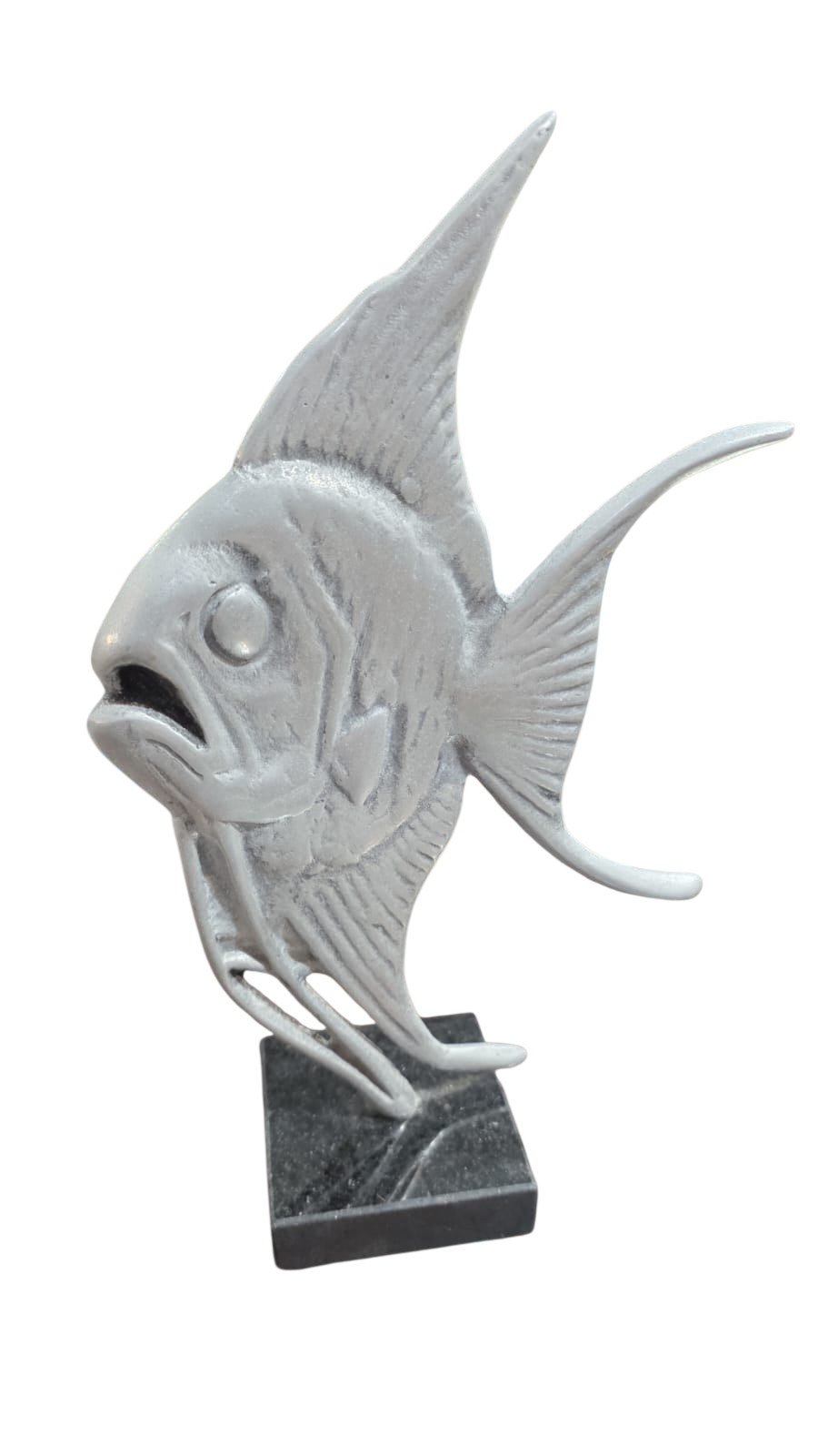 Escultura de peixe de metal com base de pedra