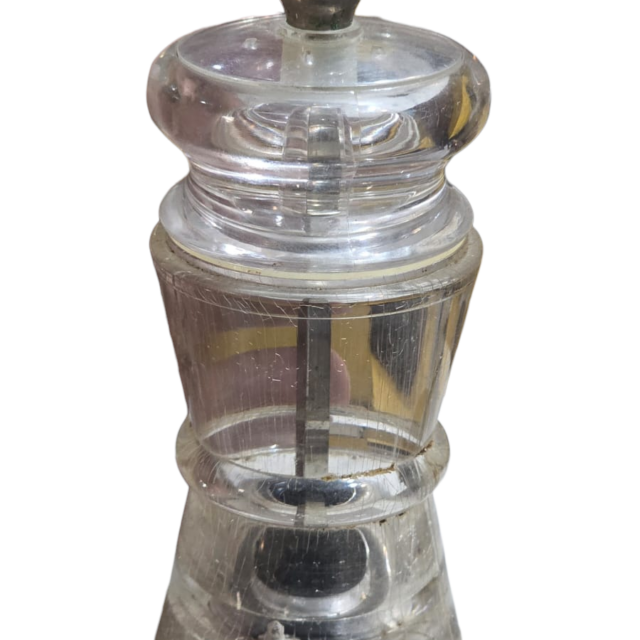 Antigo Moedor de sal ou pimenta, feito de acrílico transparente. Anos 80