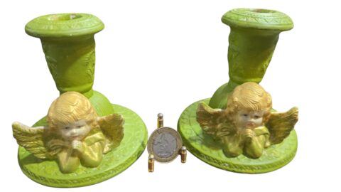 Castiçais de porcelana com anjos. (valor unitário)