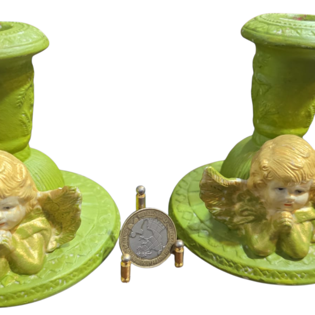 Castiçais de porcelana com anjos. (valor unitário)