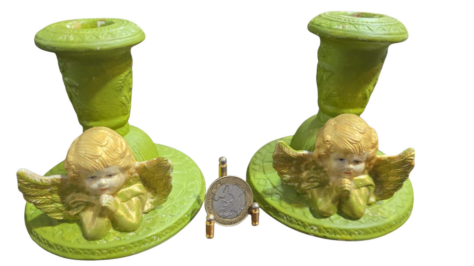 Castiçais de porcelana com anjos. (valor unitário)