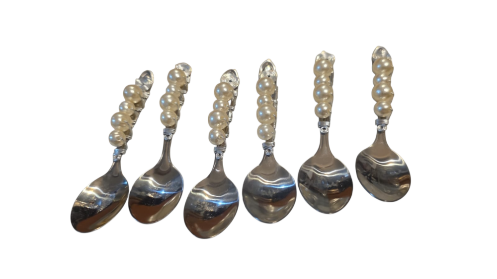 Conjunto de colheres ornamentadas com pérolas