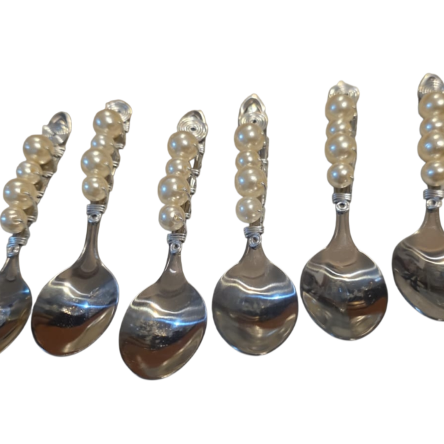 Conjunto de colheres ornamentadas com pérolas