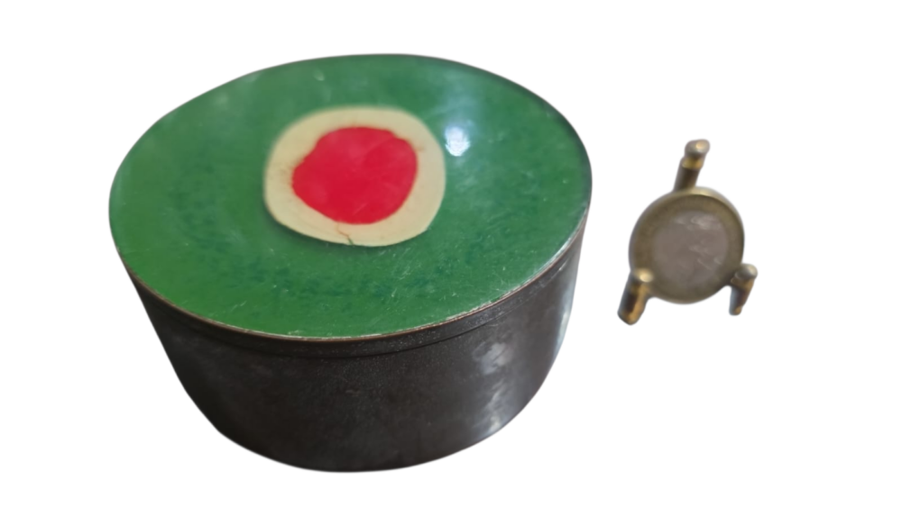 Potiche em dourado metal com bela arte na tampa