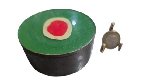 Potiche em dourado metal com bela arte na tampa