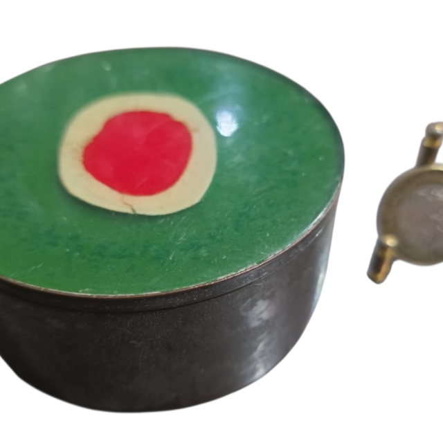 Potiche em dourado metal com bela arte na tampa