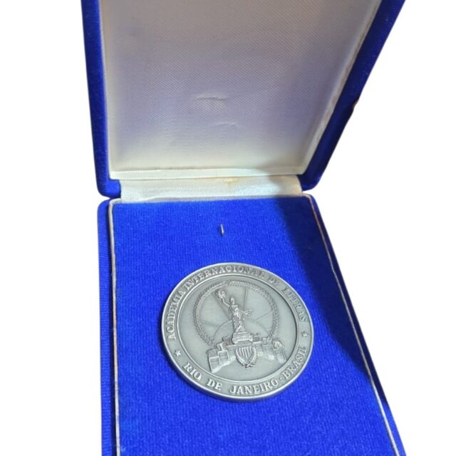 Medalha da Academia Internacional de Letras, estojo maior