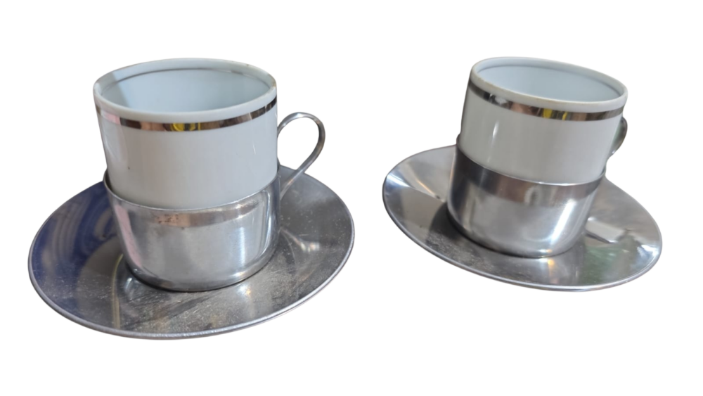 Xícaras de café com base de metal. (valor unitário)
