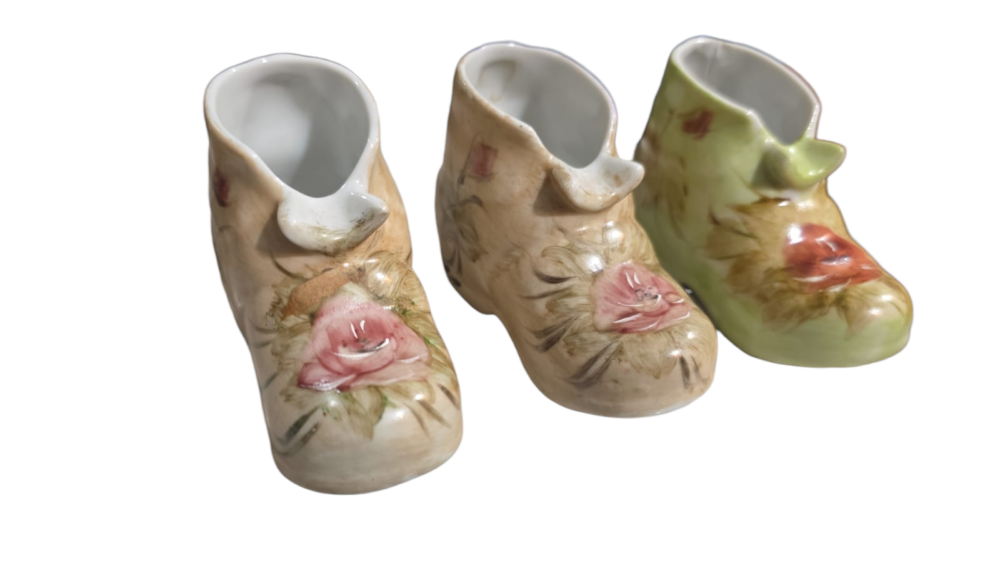 Trio de sapatinhos de porcelana pintados a mão