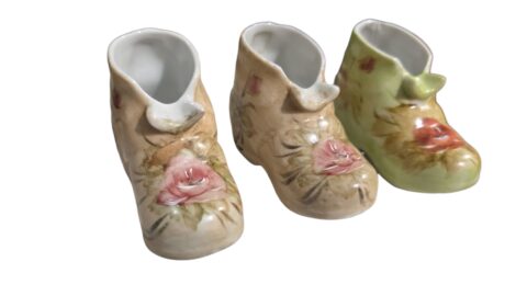 Trio de sapatinhos de porcelana pintados a mão