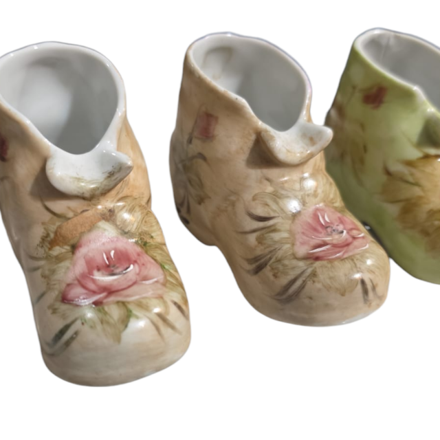 Trio de sapatinhos de porcelana pintados a mão