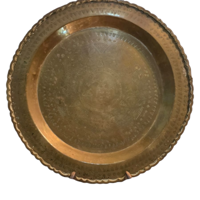 Belíssimo, grande e antigo medalhão em dourado metal