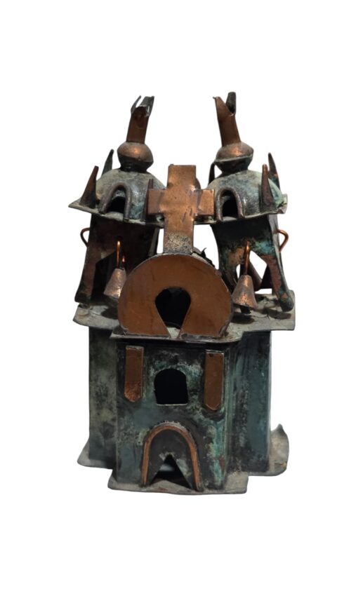 Antiga escultura de igreja em metal