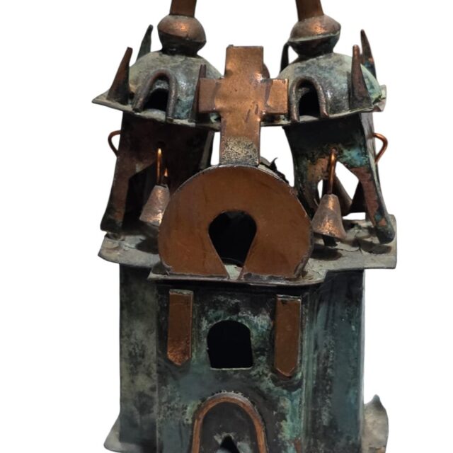 Antiga escultura de igreja em metal